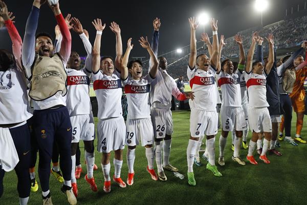 Jugadores del PSG festeja su  clasificación a la semifinal de la Champions. Foto:EFE
