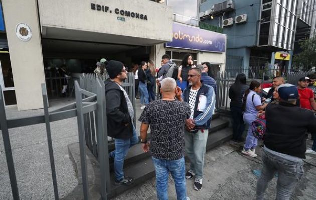 Ciudadanos venezolanos esperan información a las afueras del consulado de Venezuela. Foto: EFE