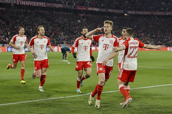 El jugador Joshua Kimmich del Bayern celebra su gol con la mano en la cabeza. Foto: EFE