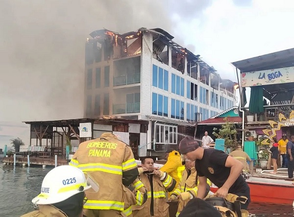 Bomberos de tierra firme se trasladaron a la isla para ayudar a sofocar el incendio. Foto: Internet