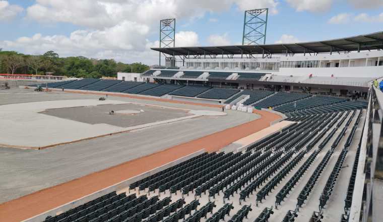 Las gradas y terreno de juego del estadio. Foto: Eric Montenegro