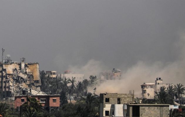 Israel bombardea el norte y el sur de Gaza, con decenas de cuerpos recuperados entre escombros. Foto: EFE