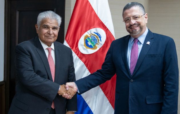 El candidato presidencial, José Raúl Mulino, junto al presidente de Costa Rica, Rodrigo Chaves. Foto: Cortesía