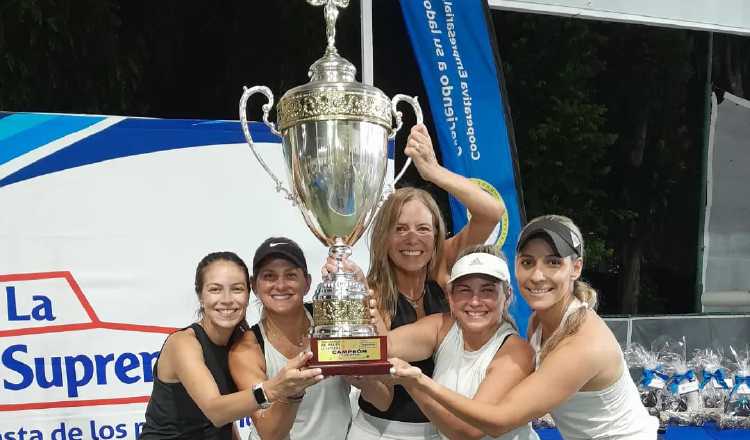 Las ganadoras muestran el trofeo. Foto: Cortesía