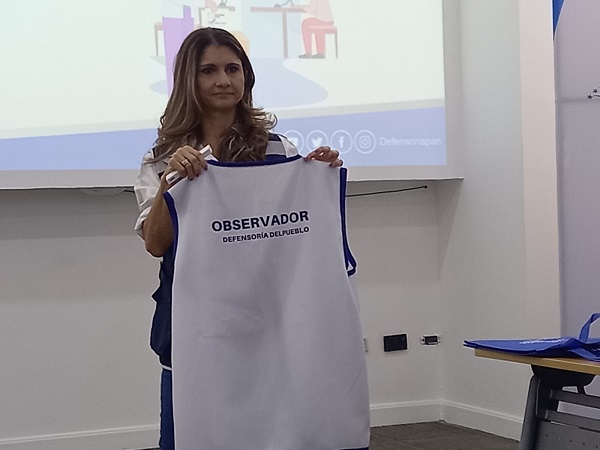 Sandra Álvarez, coordinadora de las elecciones, muestra el chaleco que portarán los observadores por parte de la Defensoría del Pueblo. Foto: Francisco Paz