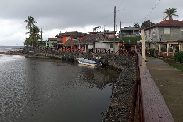 Para llegar a esta comunidad se debe cruzar el puente del sector Atlántico, y tomar la carretera con dirección a la Costa Abajo. 