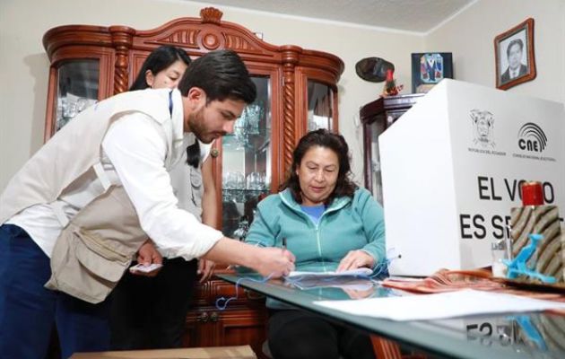 Algunos ecuatorianos votaron por adelantado. Foto: EFE