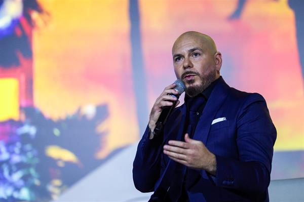 Pitbull habla durante la charla titulada 'De 305 a global con Armando Christian Pérez alias Pitbull'. Foto: EFE