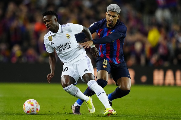 Vinicius del Real Madrid (izq.) y Ronald Araújo del Barcelona. Foto: EFE 