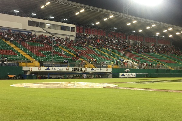La serie entre Colón y Chiriquí, seguirá en el estadio Kenny Serracín de David. Foto: Fedebeis