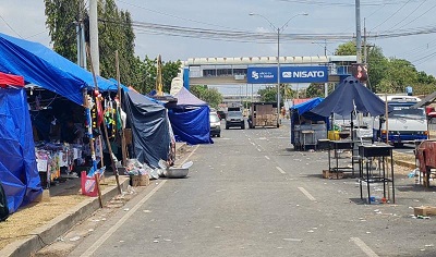  Existe preocupación por la gran acumulación de basura que se mantiene en la parte exterior del recinto. Foto: Thays Domínguez. 