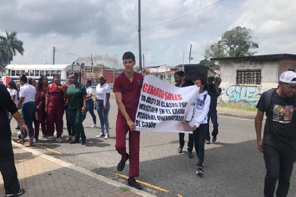 Universitarios colonenses salen a las calles a protestar. Foto. Diomedes Sánchez