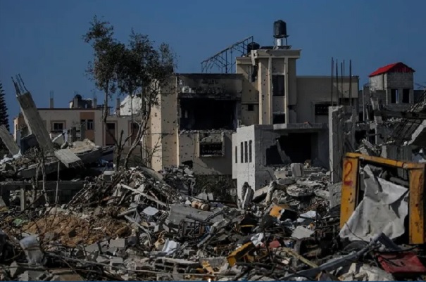 Imagen de archivo de casas destruidas en el campo de refugiados de Al Nusairat, en el sur de la Franja de Gaza, en un ataque israelí. EFE/EPA/Mohamed Saber