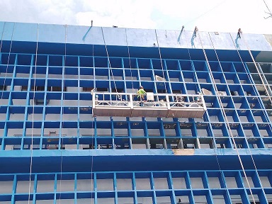 Se efectúan trabajos de pintura, remozamiento de paredes externas y mejoras de los ambientes exteriores del hospital. Fotos: Cortesía CSS