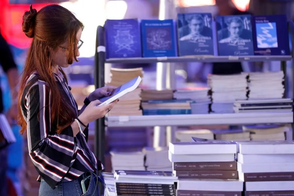 Personas en la Feria Internacional del Libro en La Habana (Cuba). Foto: EFE / Ernesto Mastrascusa