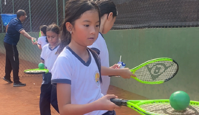 Grupo de niñas felices tras participar en el evento deportivo. Aurelio Martínez