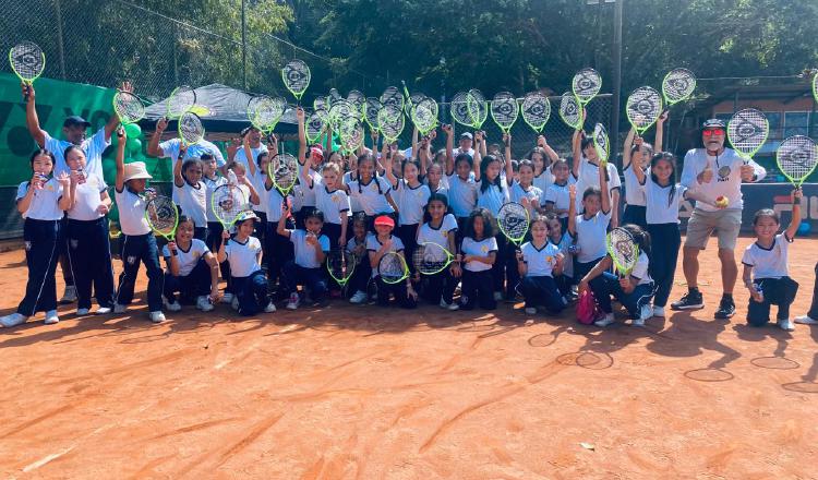 Grupo de niñas felices tras participar en el evento deportivo. Aurelio Martínez