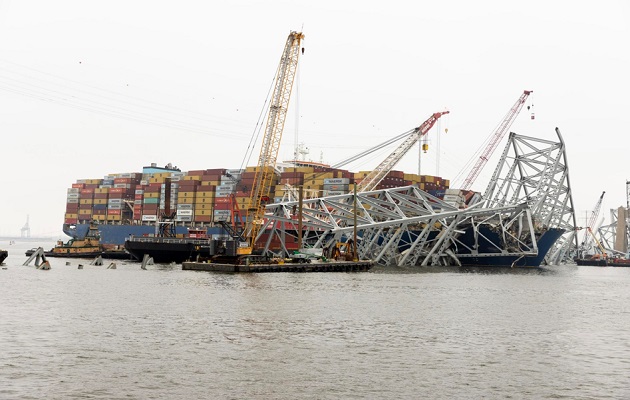Los restos del puente Francis Scott Key  encima del carguero Dali. Foto: EFE
