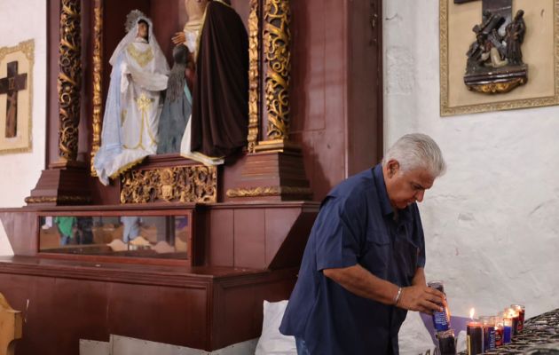 Mulino hizo una parada para venerar al Cristo Negro de Portobelo. Foto: Cortesía