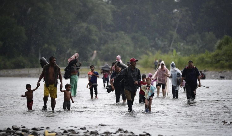 Muchos de estos migrantes irregulares que pasan por panamá, lo hacen acompañados de niños, algo que es preocupante. EFE