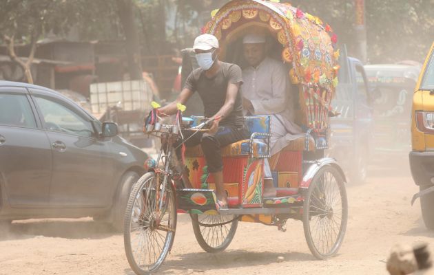 Millones de personas más están soportando el calor extremo en extensos barrios marginales en la India. Foto: EFE