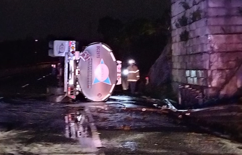 Carro cisterna se vuelca en la autopista Panamá-Colón