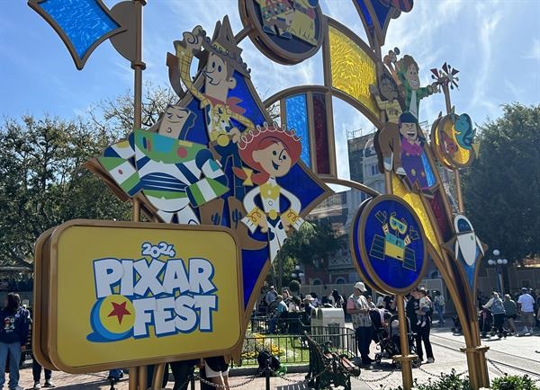 Placa que anuncia el Pixar Fest 2024, el 24 de abril de 2024. Foto: EFE