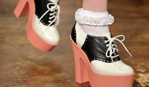 Una modelo luce unos zapatos con calcetines blancos.  Foto: EFE / EPA / Jason Szenes