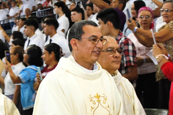 nuevo obispo, Luis Enrique Saldaña Guerra, agradeció a su familia el apoyo brindado a lo largo de su vida. Foto. Diócesis de David