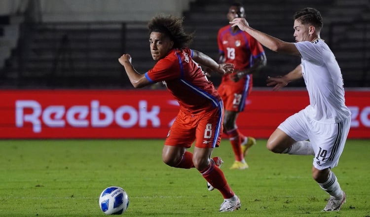 Adalberto Carrasquilla (i) de Panamá disputa el balón con Brandon Aguilera de Costa Rica, en un partido de la Nations League. Foto:EFE