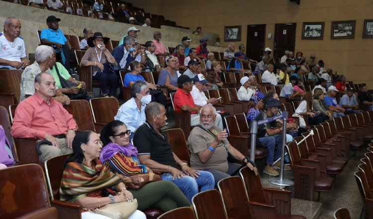 Grupo de jubilados que apoyó el proyecto 964, aprobado en tercer debate el pasado miércoles. Cortesía Asamblea