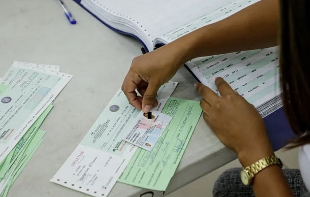 Los estudiantes que cobraban por cédula ahora recibirán el pago por cheque. Foto: Cortesía