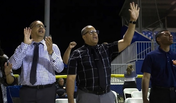 El pastor Julio Ramos(c) en una congregación cristiana en el Estadio Evelio Rivera Camacho en Guaynabo (Puerto Rico). Foto: EFE / Thais llorca