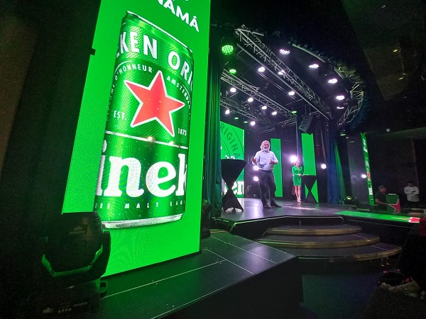 El maestro cervecero de Heineken, Willem van Waesberghe, da detalles sobre el producto que ahora es elaborado en Panamá. Foto: Francisco Paz