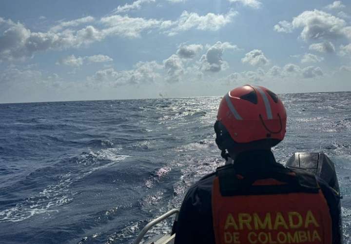 La Armada de Colombia rescata a tres pescadores que pasaron nueve días a la deriva. Foto: EFE