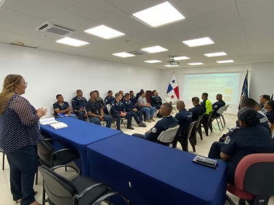 Los uniformados aprovecharon para aclarar sus dudas con el TE, sobre su actuar frente al sufragio. Foto: Diomedes Sánchez 