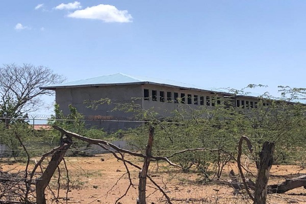 El lugar donde hubo alguna vez unas letrinas, ha ido cediendo, al punto de que los huecos han quedado abiertos, lo que ya causó percance a una estudiante, que por poco cae en ellos. Foto. Thays Domínguez