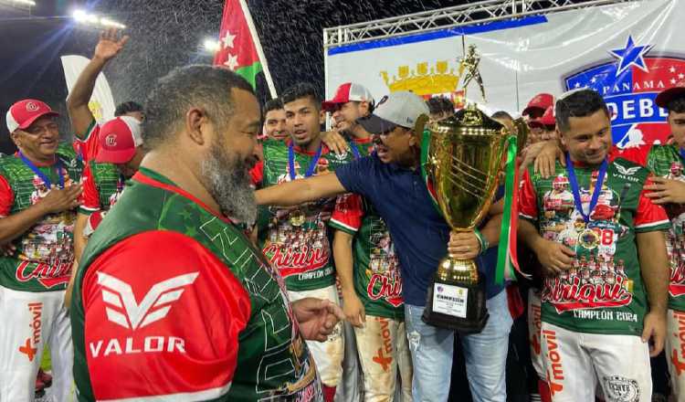 El equipo de Chiriquí  recibe el trofeo como campeón de la temporada 2024. Foto: Fedebeis