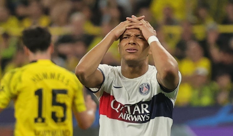 Kylian Mbappé jugador del PSG de Francia se lamenta por la derrota. Foto:EFE 