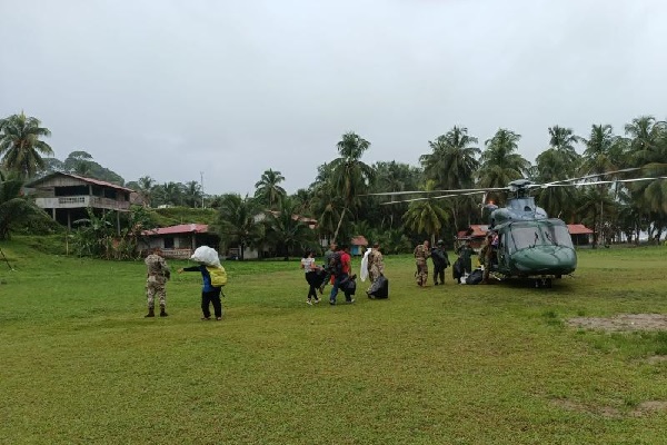 El Tribunal Electoral ya desplazó a los funcionarios a estas comunidades apartadas vía aérea utilizando helicópteros del Servicio Nacional Aeronaval (Senan) Foto. Melquiades Vásquez
