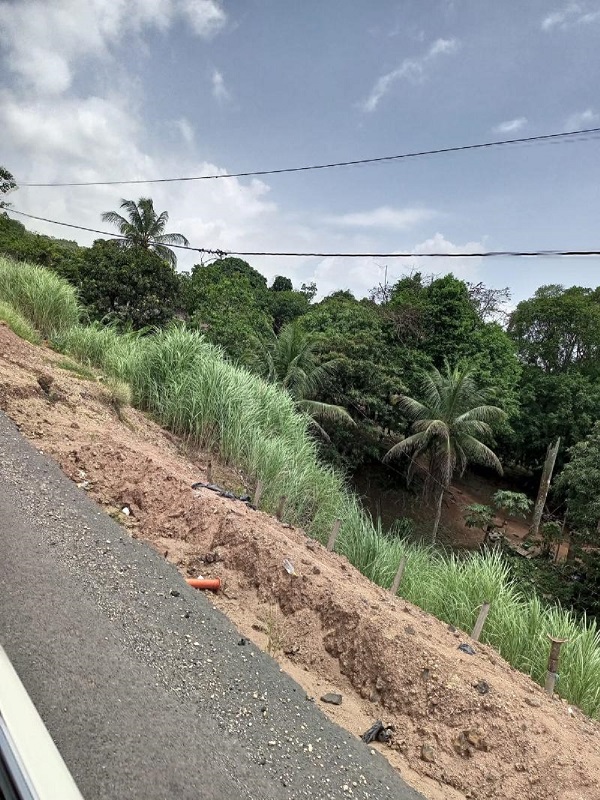 En Quebrada López colapsó parte de la carretera y hasta ahora no ha sido atendida. Foto: Diomedes Sánchez 