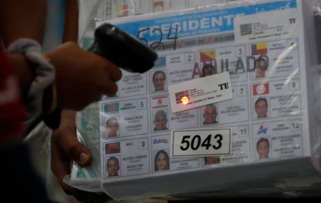 Bolsas con las papeletas electorales de las elecciones de este 5 de mayo. Foto: EFE