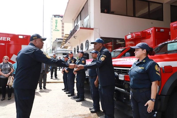 , Seis nuevas ambulancias fueron entregadas a las zonas regionales de los Bomberos en Chiriquí, Colón, Bocas del Toro, Herrera y Coclé. Foto: Diomedes Sánchez