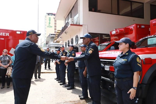, Seis nuevas ambulancias fueron entregadas a las zonas regionales de los Bomberos en Chiriquí, Colón, Bocas del Toro, Herrera y Coclé. Foto: Diomedes Sánchez