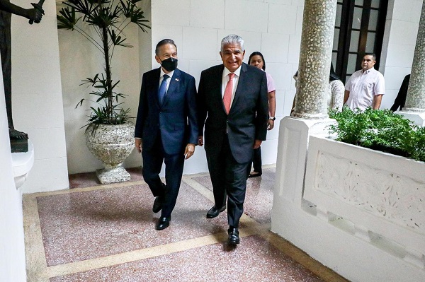 Laurentino Cortizo y José Raúl Mulino en el Palacio de las Garzas, donde se dio la reunión entre ambos. Foto: Cortesía Presidencia