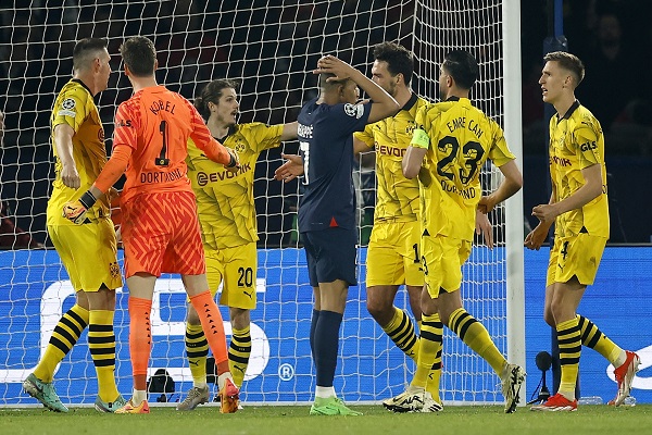 Kylian Mbappé se lamenta rodeados de jugadores del Dortmund la eliminación de su equipo. Foto: EFE