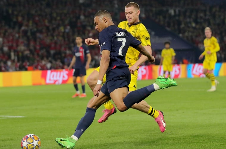 Kylian Mbappé del PSG despeja el balón ante la marca de Julian Ryerson de Dortmund durante el partido de la Champions League. Foto: EFE