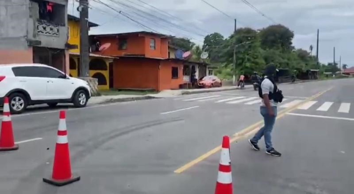 La mujer fallecida iba en la camioneta blanca que fue blanco de los disparos en Arco iris. Foto: Diomedes Sánchez