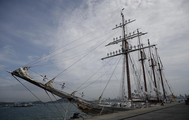 El buque escuela de la Armada de España 'Juan Sebastián de Elcano' atracó este martes en un puerto del Pacífico de Panamá. Foto: EFE