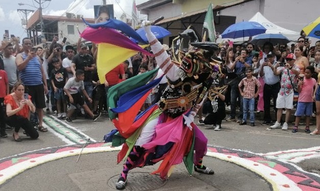 Los danzantes ya han iniciado su ciclo de prácticas, mientras que los artesanos confeccionan máscaras y vestuarios. Foto: Thays Domínguez 